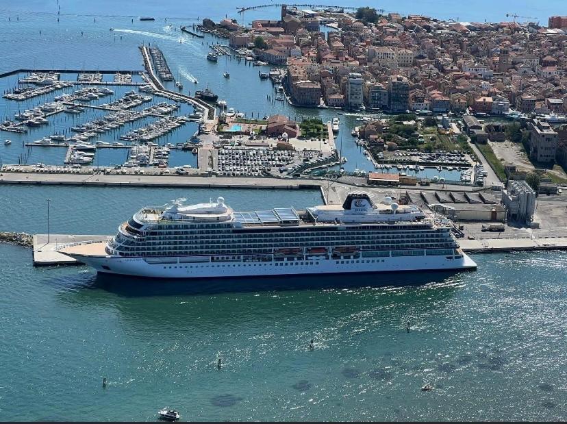 Casa Manuela Non Turisti Ma Ospiti Apartment Chioggia Bagian luar foto