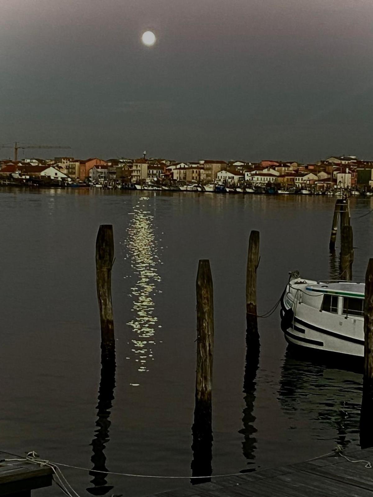 Casa Manuela Non Turisti Ma Ospiti Apartment Chioggia Bagian luar foto